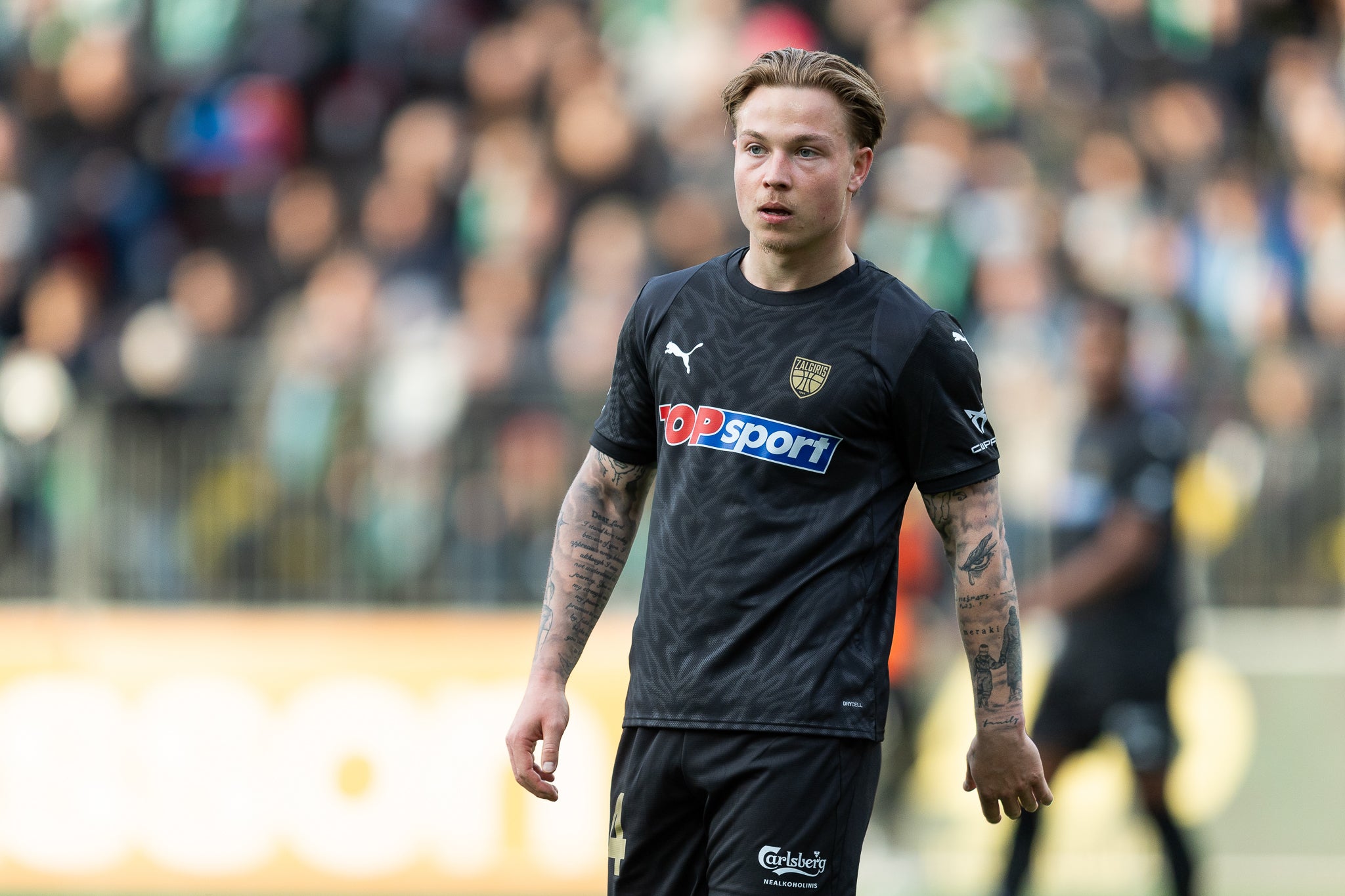 Juodi futbolo marškinėliai