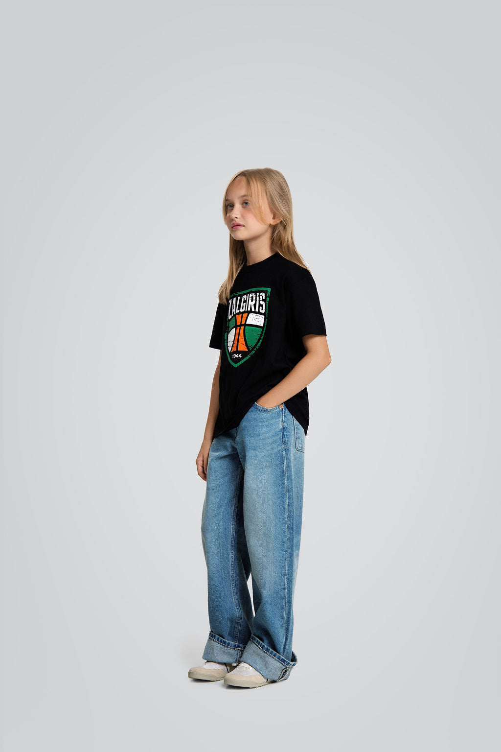 Kids' T-shirt with a shield (black)-2