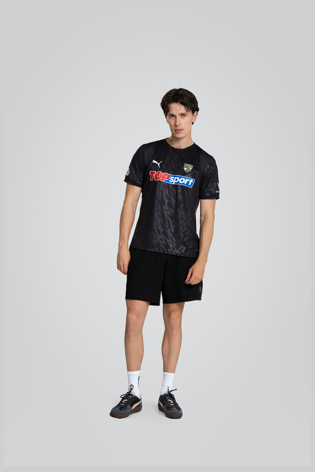 Juodi futbolo marškinėliai